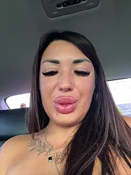 RuslanaXX - Squirt in pablick peope go close