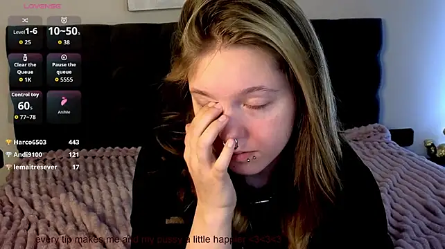 LauraLowe - two fingers in ass
