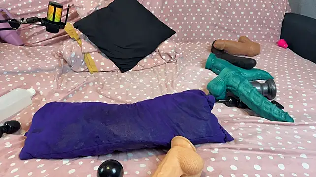 Analslut001 - BIG DILDO IN ASS