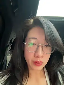 Weiwei103 - 裸胸玩弄乳头乳晕