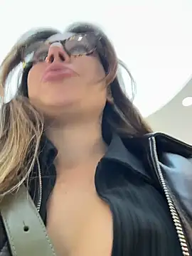Jucie_Boom - INSERT FINGER IN PUSS IN WC