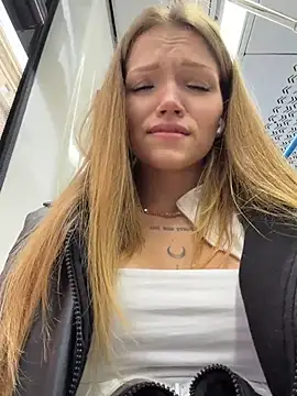 StreetSquirt - show booty in panties in public