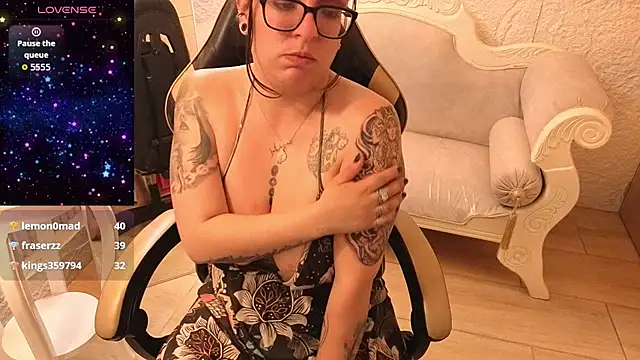 Aria_cn - to show off one's oiled-up ass