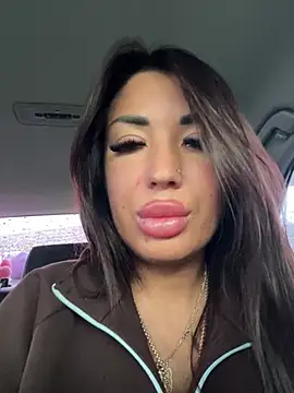 RuslanaXX - Squirt in pablick peope go close