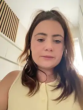 Brunette_Milf_MayaX - Let’s see if we can smash my target💕