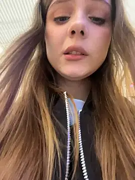 Lunabelle_ - risky put my hand under top & touch