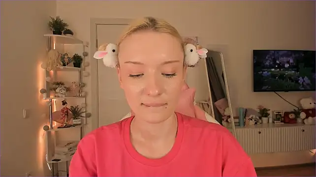 Tiffany_Paw - SQUIRT ALL OVER MY ROOM