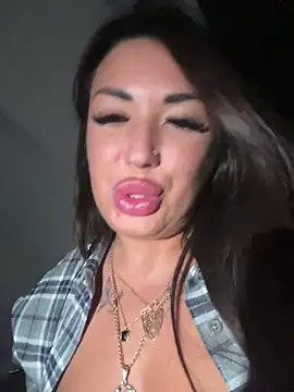 RuslanaXX - Squirt now in mall
