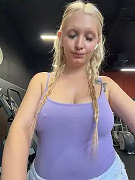 Elfi_InPublic - Pinch nipples under top in gym