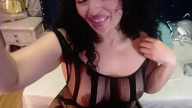 Sofiacowperx - Show boobs + spit them
