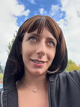 Jessicandy_ - Mostro le tette ad un passante