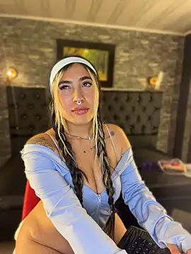 ManuelaVeeleez - twerking and slap ass *3