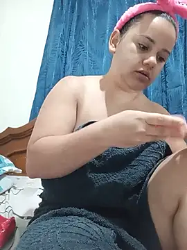 NahomyEvans - Play with my tits