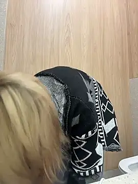 RonnieKiss - Completely naked