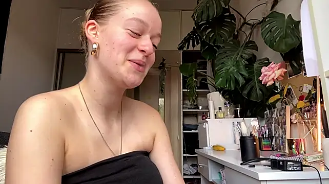 AllineSummerfield - eye contact