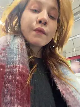 SlavicCandy - show pussy lips in fitting room (risk)