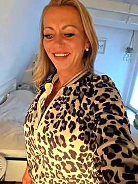 Housewifebella - 😈Go Doggy ans Slap my Ass 10x