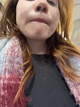 SlavicCandy - show pussy lips in fitting room (risk)