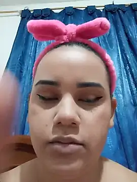 NahomyEvans - Play with my tits