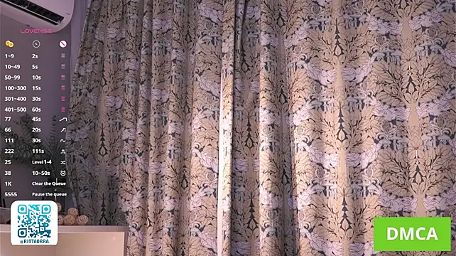 LizbethGee - Sexy tits massage close to cam