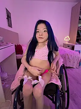MiniSophiaa - Show ass/doggy 5min