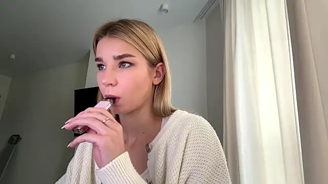 PickmeGirl - Blow a kiss close to cam😘