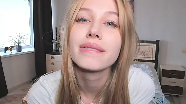JunieAmert - Riasky tease u with my top