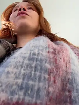 SlavicCandy - show pussy lips in a fitting room
