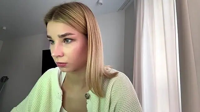 PickmeGirl - Blow a kiss close to cam😘