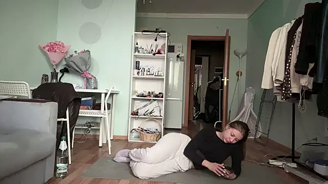 EhtelAngelbeck - show your legs