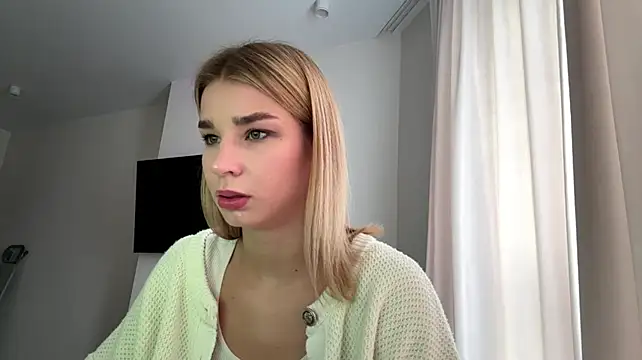 PickmeGirl - Blow a kiss close to cam😘