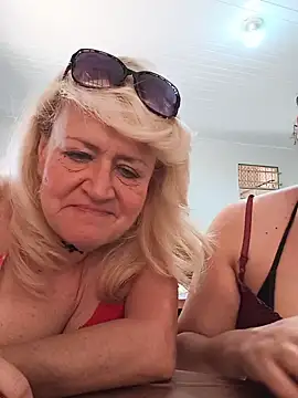 Belladama61 - Colocar o plug no cuzinho