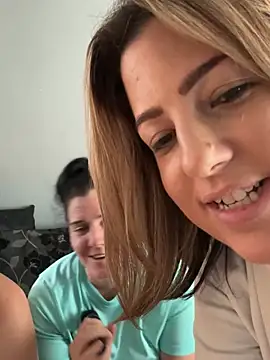 Riot_raven - Kiss / Boobs out / Vibrator Fun 🤪