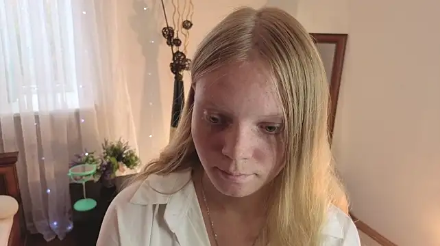 StasiaKoonce - Playing with lips