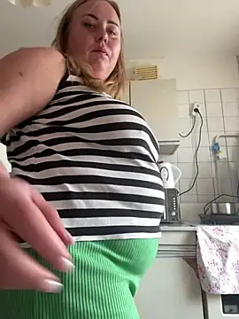 Mommy-girl-Lola - Naked body