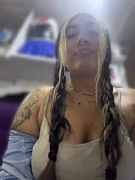 ManuelaVeeleez - Show boobs in the office