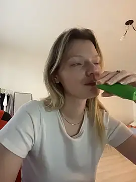 MaryHiggins - Playing with a dildo