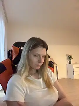 MaryHiggins - Playing with a dildo
