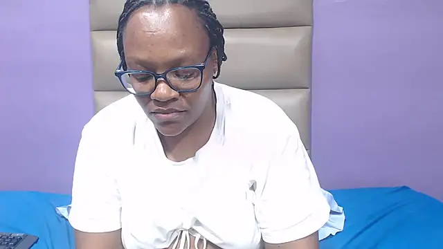 BustyMomo