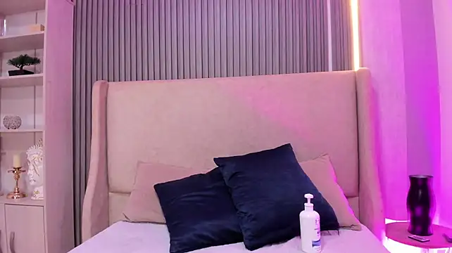KeniaArias - Spanks ass x 6