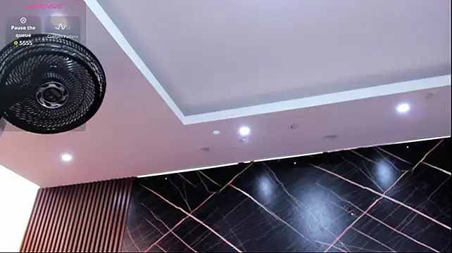 Holly_22 - show tits