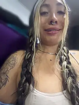 ManuelaVeeleez - Show boobs in the office