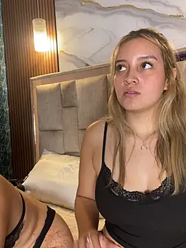 LittleMia_sw - spank ass with my female friend🍑