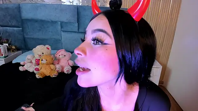 Delphine_doll - feed