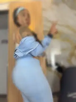 ManuelaVeeleez - Show boobs in the office
