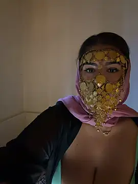 NiaBeurette - Plug dans mon cul
