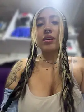 ManuelaVeeleez - Show boobs in the office