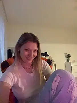 MaryHiggins - Sucking a dildo with saliva on her tits