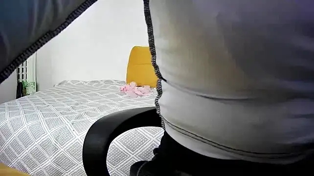 RopyAcetyl - show lips close to the cam