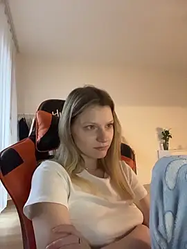 MaryHiggins - Sucking a dildo with saliva on her tits